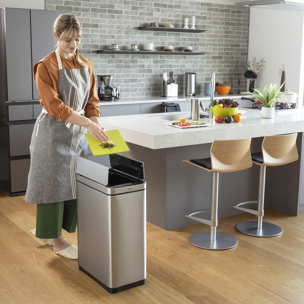 Using a touchless trash can during meal preparation